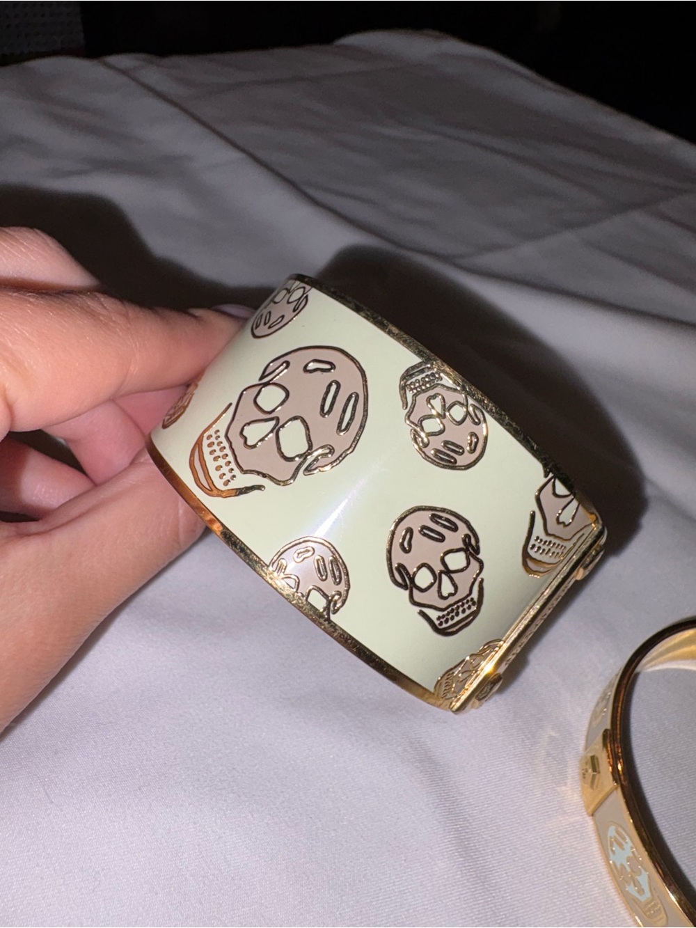 Alexander McQueen Cream and Gold Skull Enamel Bangle Set - Picture 4 of 11